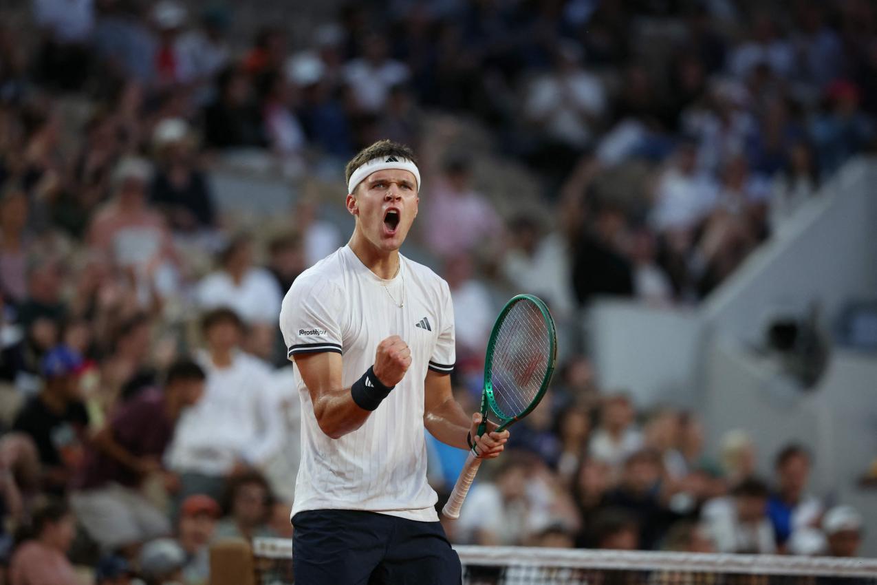Jakub Mensik zeigt bei Roland Garros vor allem Nehmerqualitäten. © APA/afp / ALAIN JOCARD