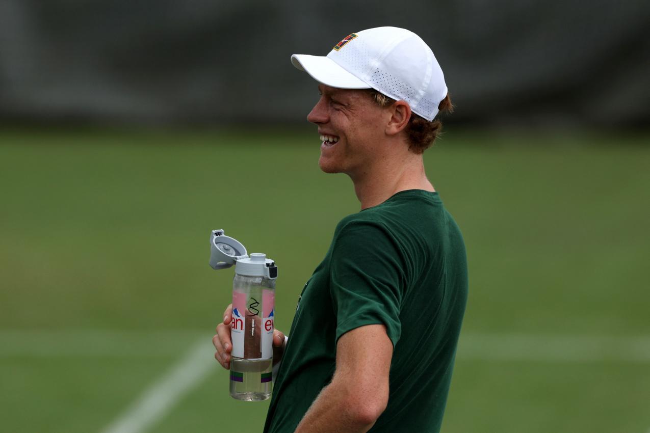 Jannik Sinner beim Training in Wimbledon. © APA/afp / ADRIAN DENNIS