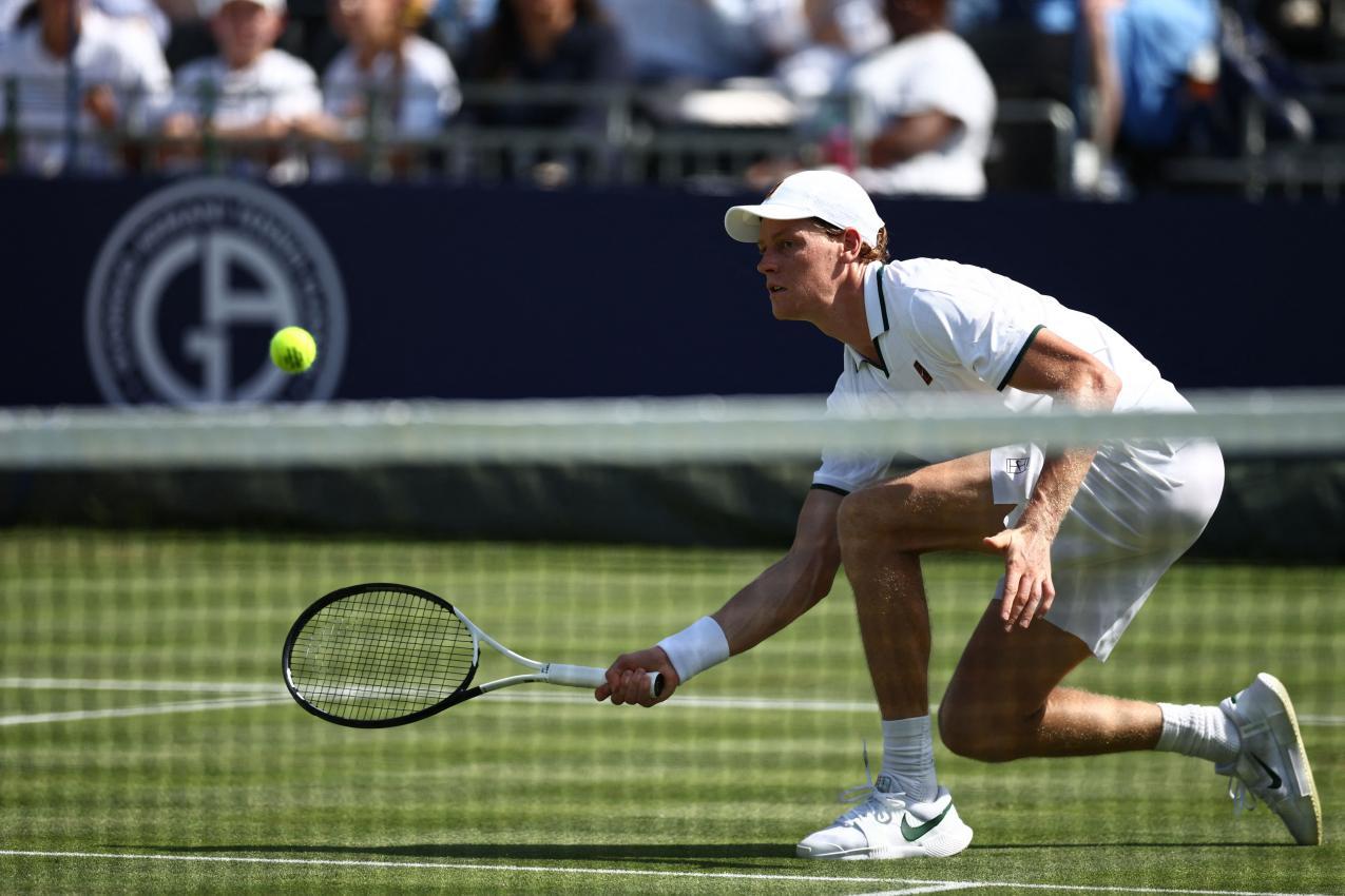 Jannik Sinner freut sich auf Wimbledon. © APA/afp / HENRY NICHOLLS