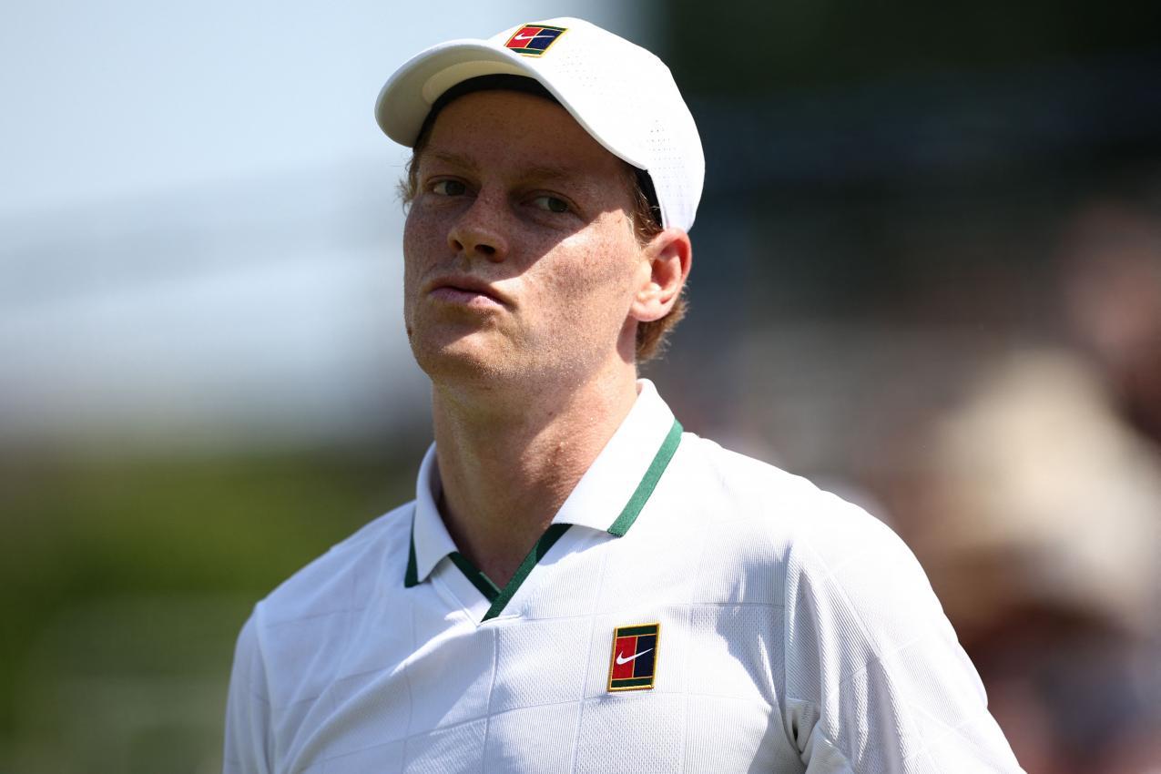 Jannik Sinner holt sich Matchpraxis für Wimbledon. © APA/afp / HENRY NICHOLLS