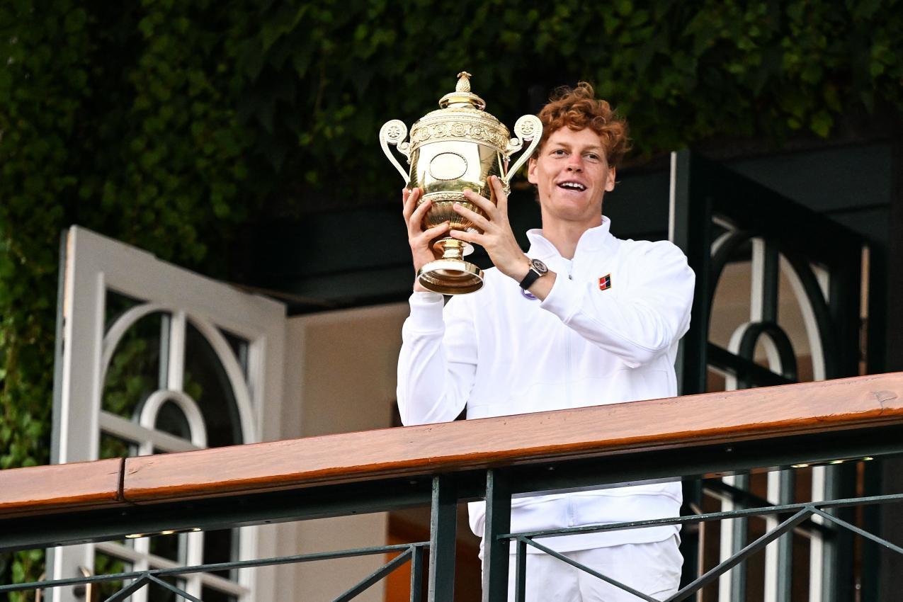 Jannik Sinner peilt in Wimbledon die Titelverteidigung an. © APA/afp / KIRILL KUDRYAVTSEV