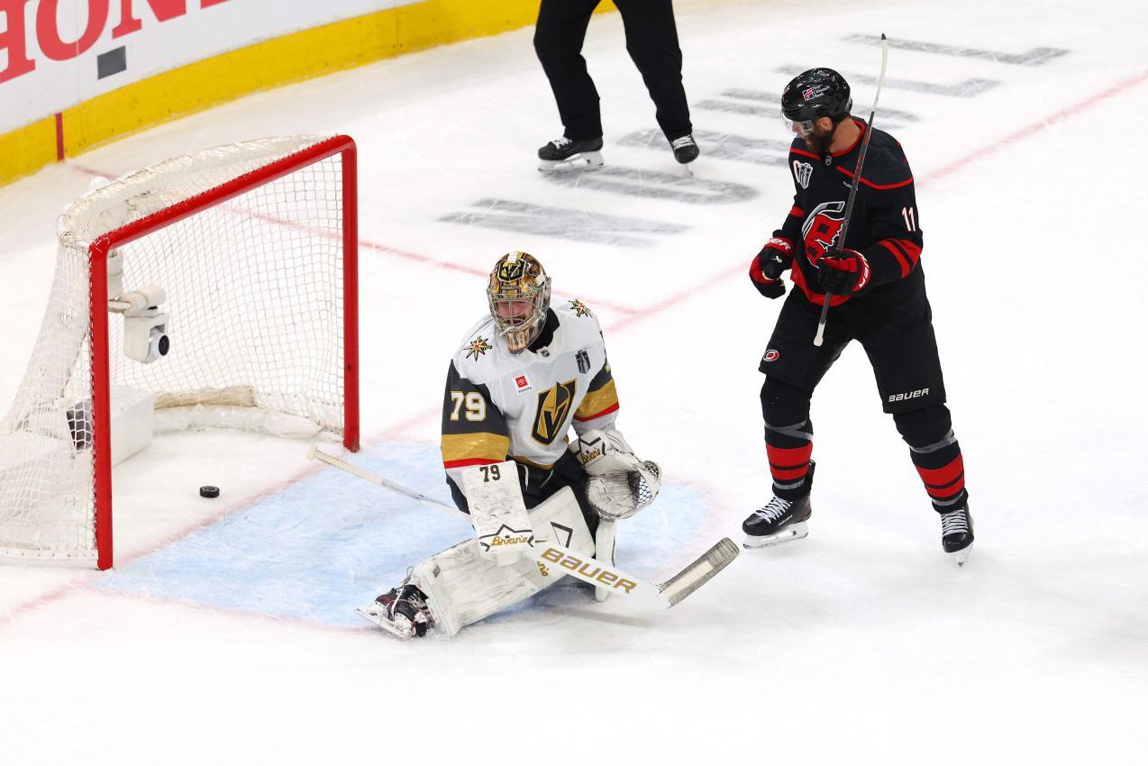 Jordan Staal  (rechts) bezwang Carter Hart. © APA / BRUCE BENNETT