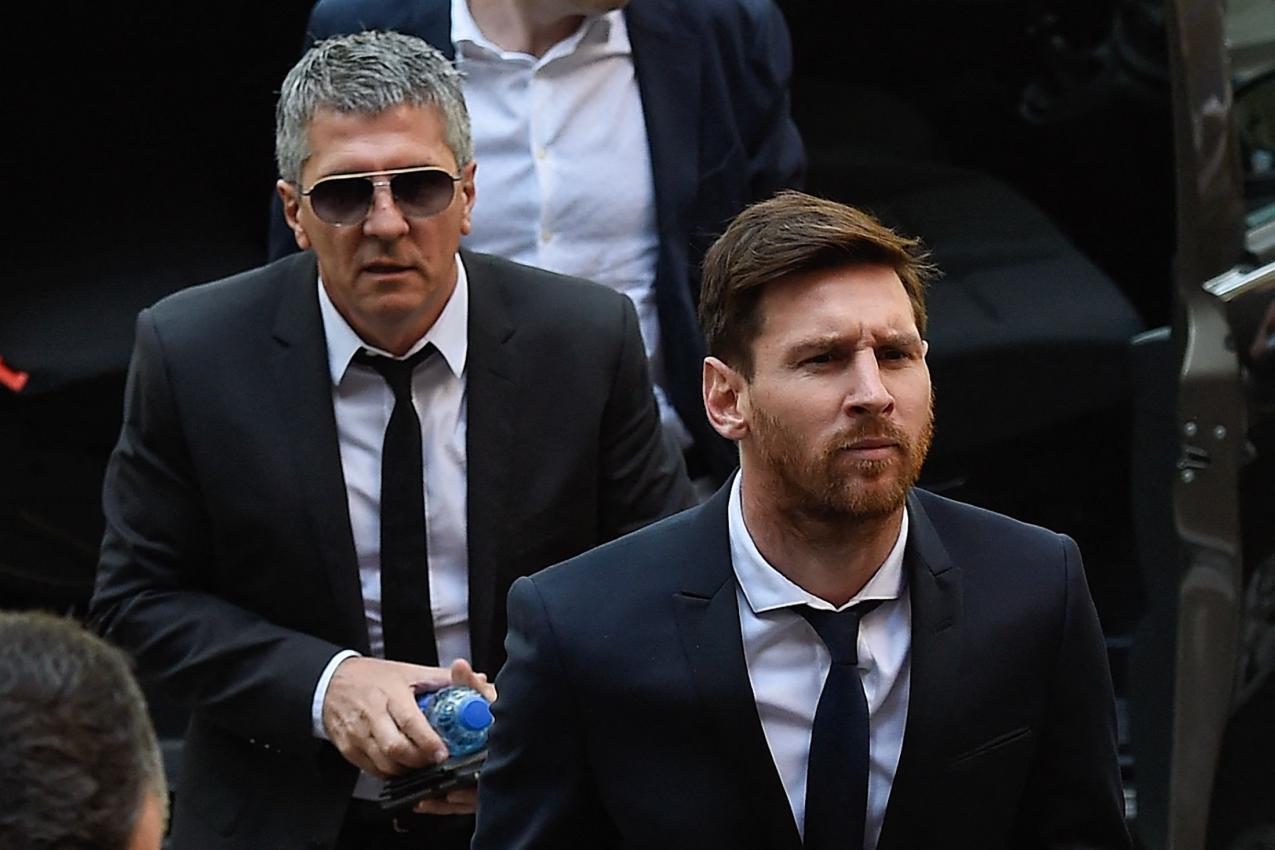 Jorge Horacio Messi (hinten) hat gesundheitliche Probleme. © APA/afp / JOSEP LAGO