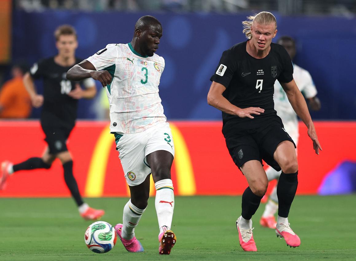 Kalidou Koulibaly (l.) hatte gegen den norwegischen Superstar alle Hände voll zu tun. © APA / BUDA MENDES