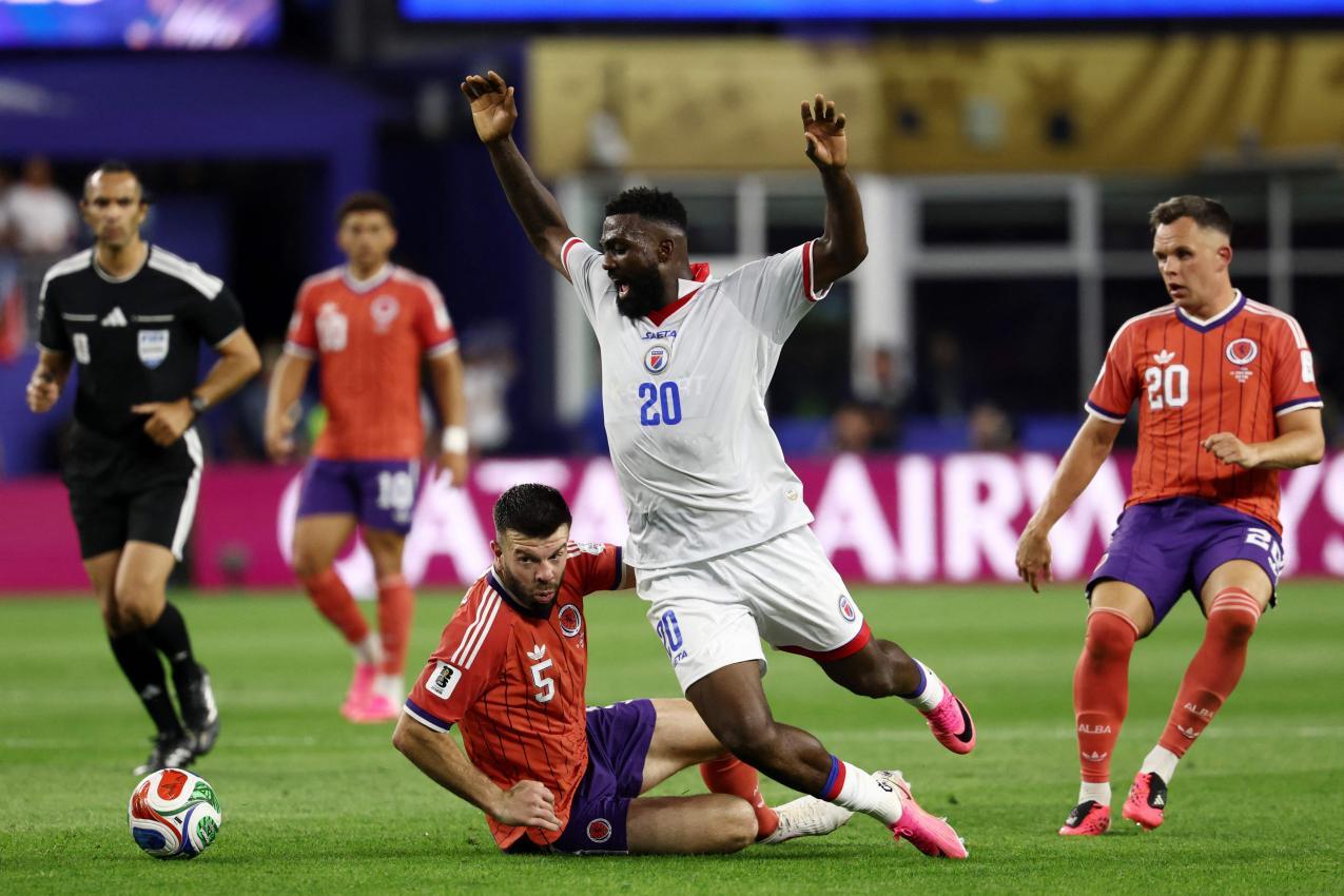 Kampfbetont: In keinem WM-Spiel gab es bisher mehr Fouls als zwischen Schottland und Haiti. © APA/afp / FRANCK FIFE