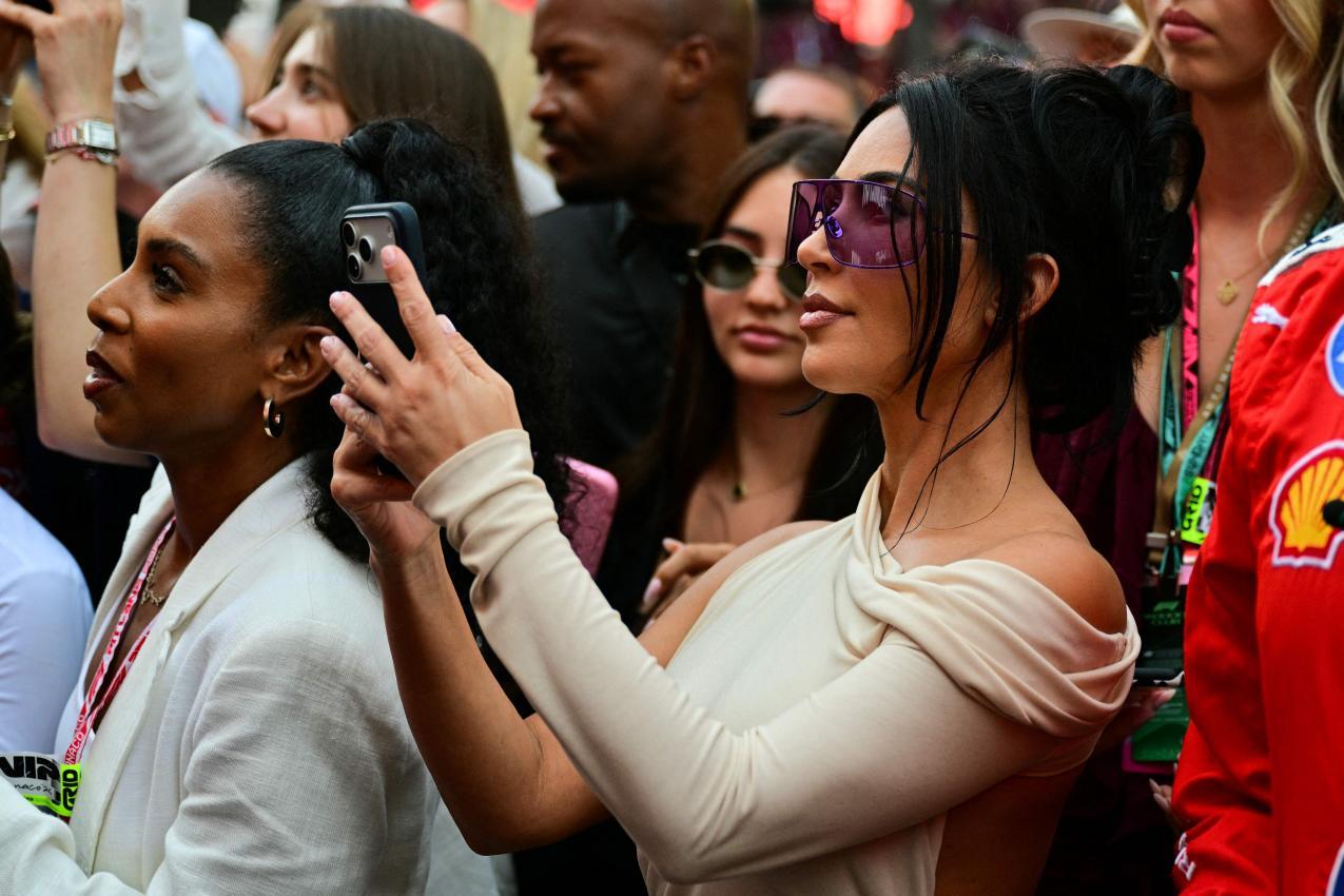 Kim Kardashian drückt Lewis Hamilton die Daumen. © APA/afp / ANDREJ ISAKOVIC