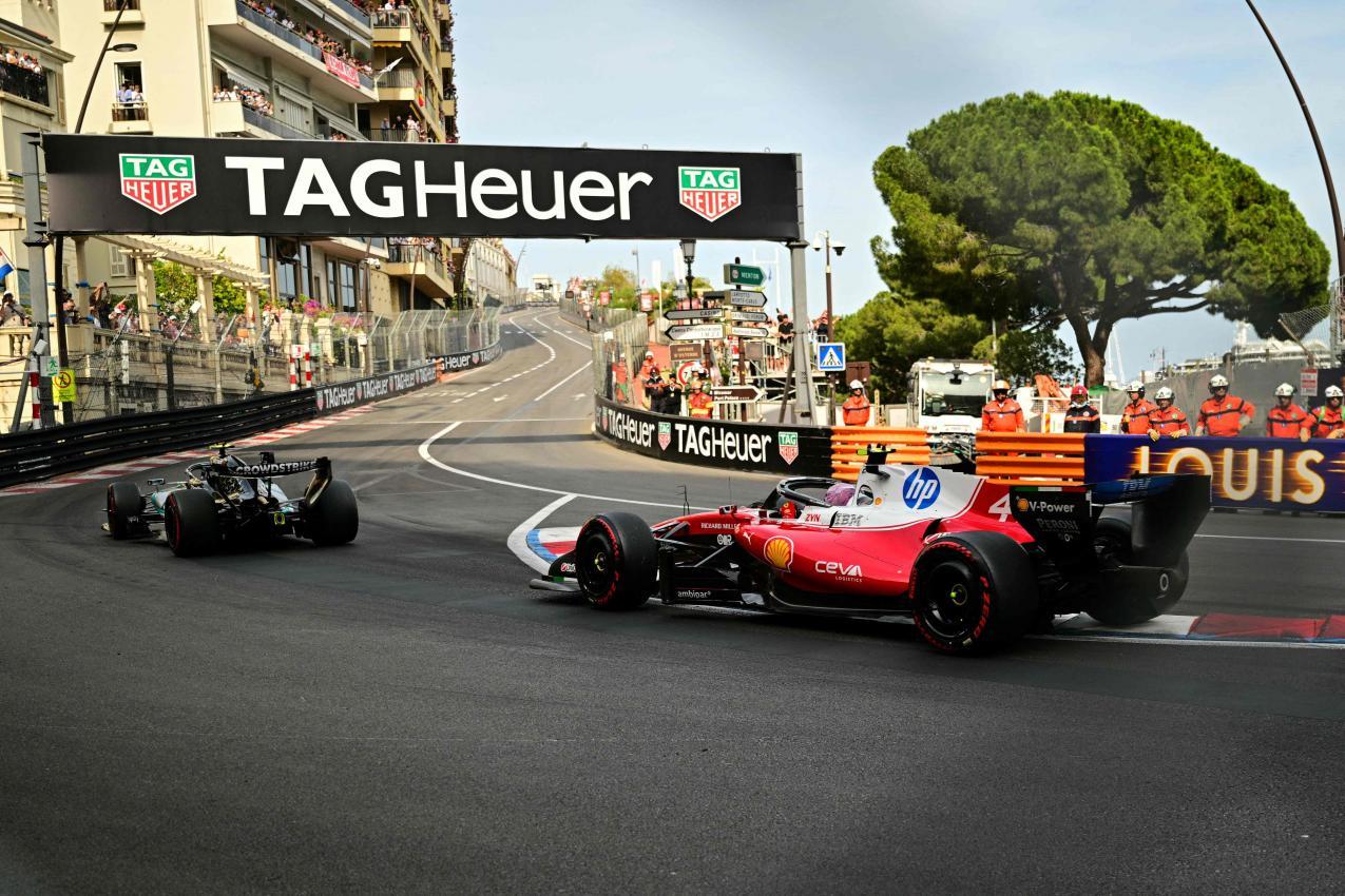 Kimi Antonelli fährt Charles Leclerc davon. © APA/afp / ANDREJ ISAKOVIC