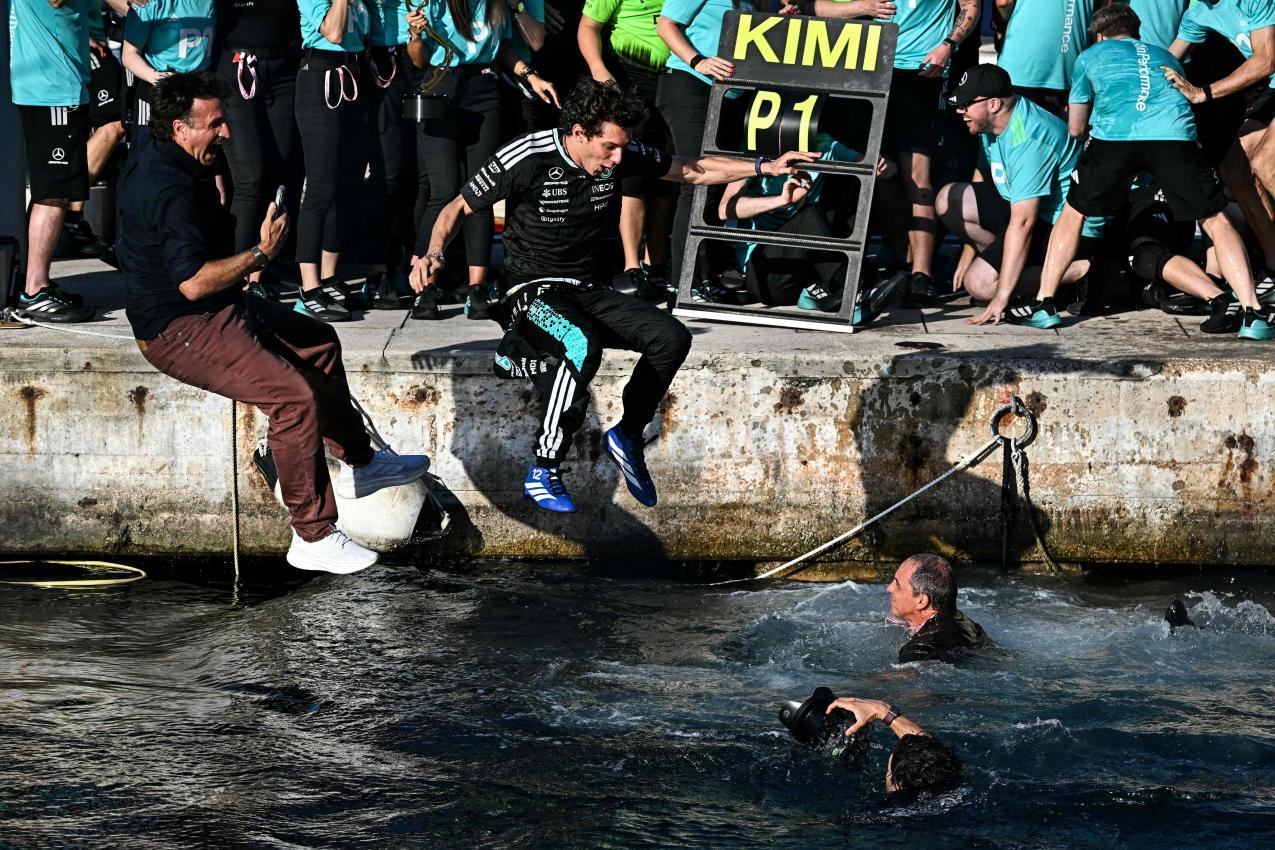 Kimis Sprung ins kühle Nass. © APA/afp / GABRIEL BOUYS