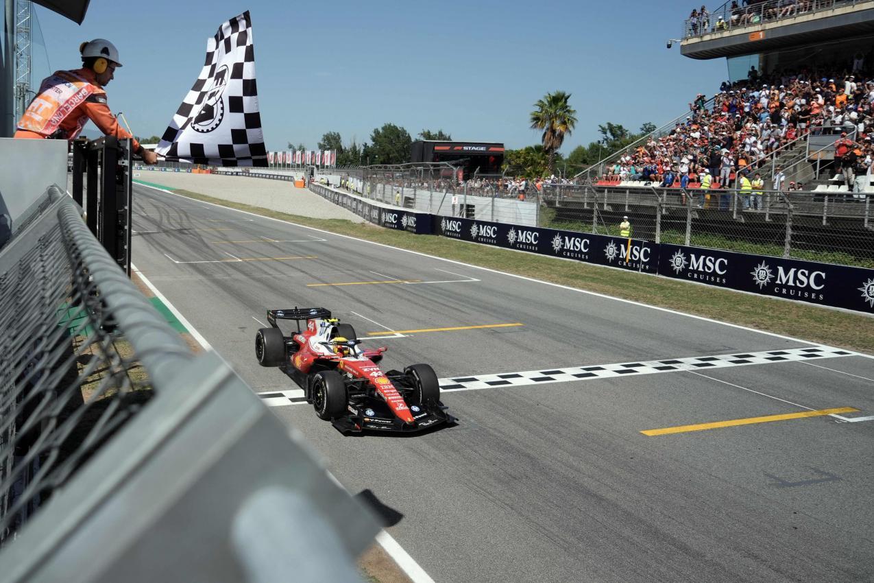 Lewis Hamilton passierte als Erster die Ziellinie in Barcelona. © APA/afp / MANAURE QUINTERO