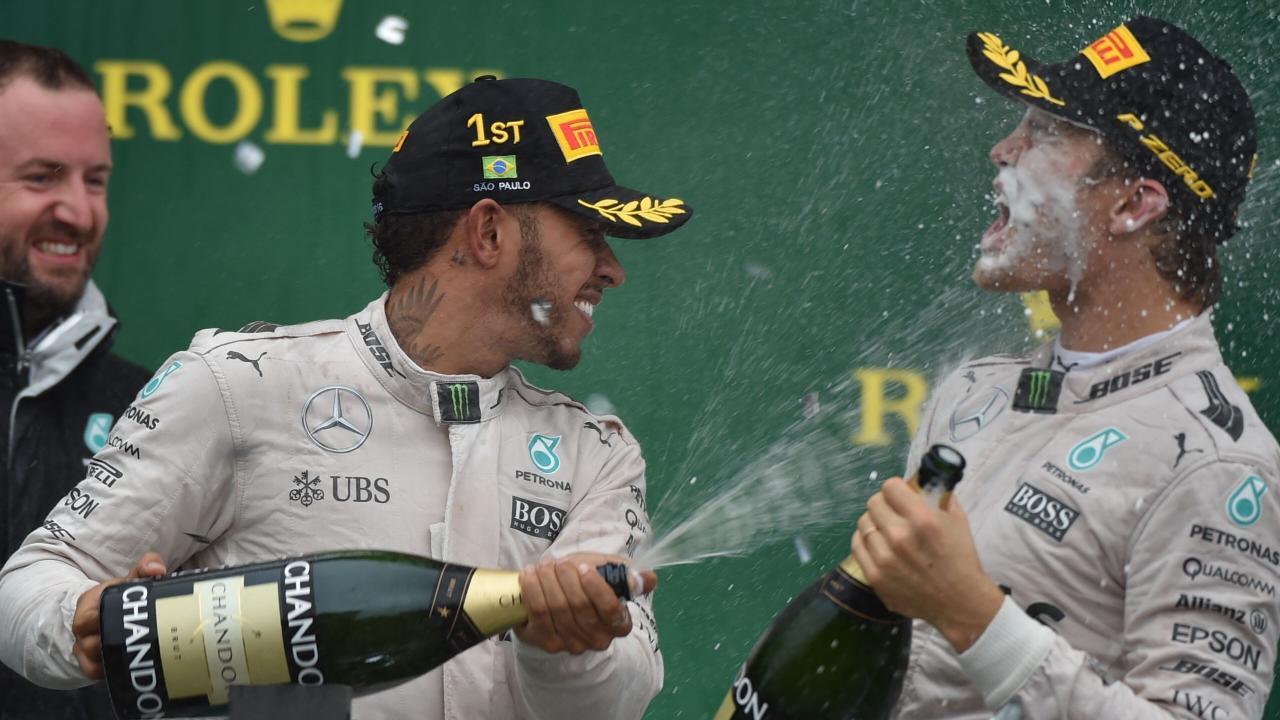 Lewis Hamilton und Nico Rosberg (rechts) wurden irgendwann zu Feinden. © APA/afp / MIGUEL SCHINCARIOL