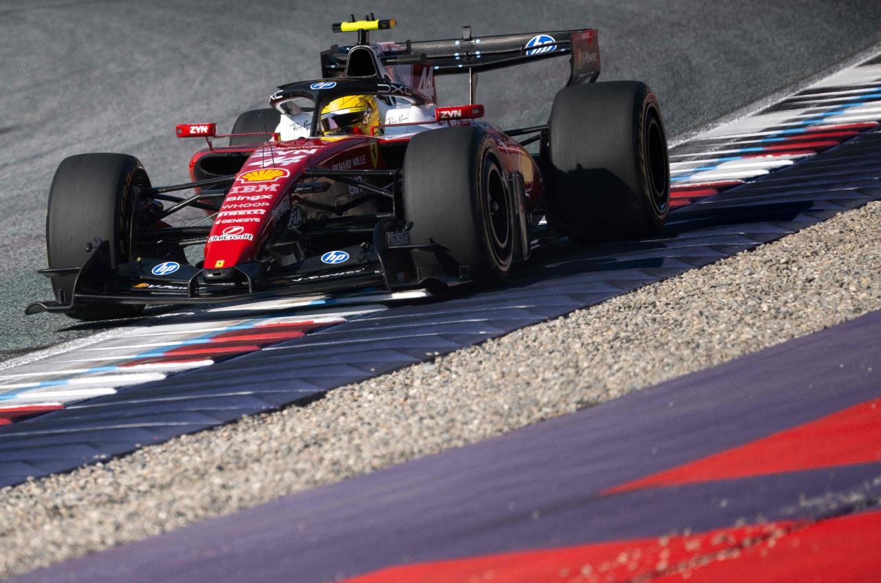 Lewis Hamilton will den WM-Führenden dieses Wochenende ärgern. © APA/afp / JOE KLAMAR