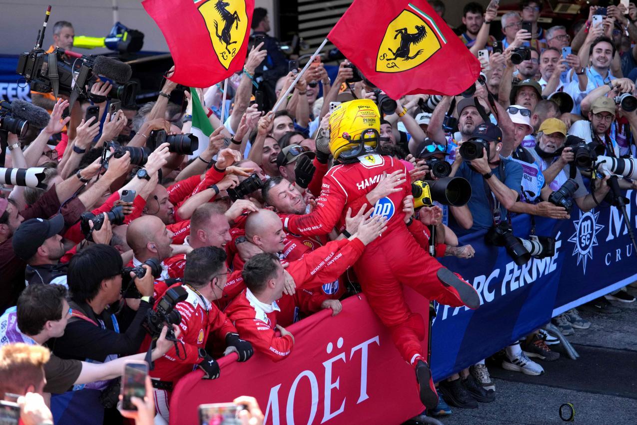 Lewis Hamilton wird von seinem Team geherzt. © APA/afp / MANAURE QUINTERO