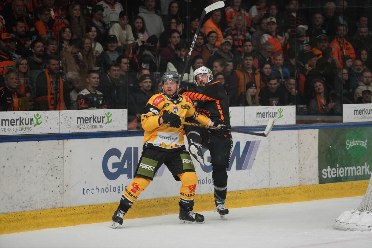 Luca Zanatta (links) hat in Bruneck verlängert.