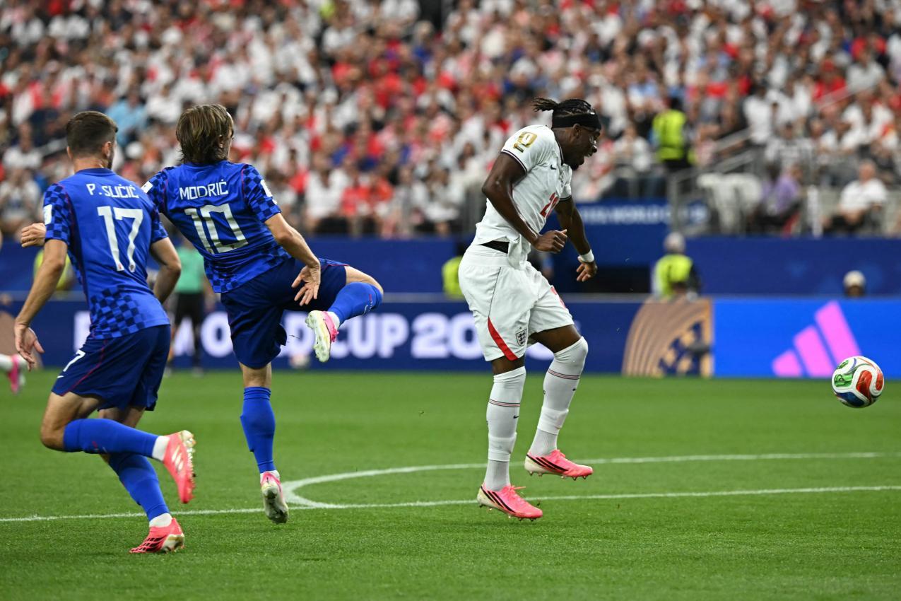 Luka Modric (Nummer 10) verursachte den Elfmeter. © APA/afp / PAUL ELLIS
