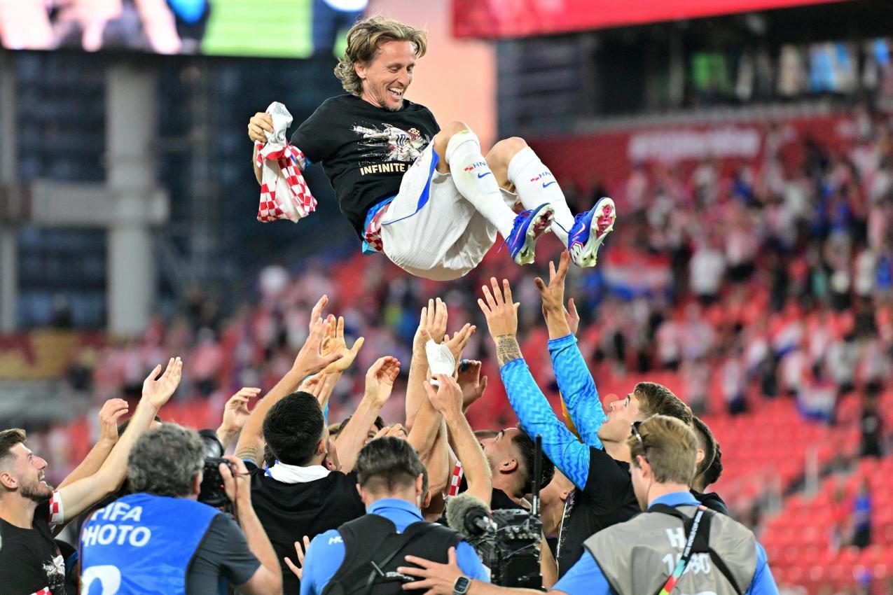 Luka Modric wurde von seinen Mitspielern gefeiert. © ANSA / EDUARDO LIMA