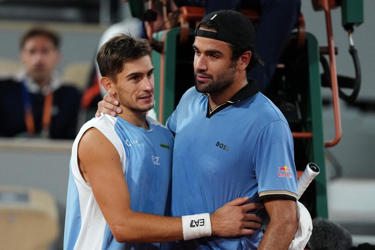 Matteo Berrettini (rechts) gratulierte Matteo Arnaldi fair. © APA/afp / DIMITAR DILKOFF
