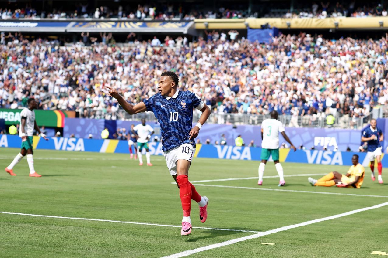 Mbappé zeigte mit einem Doppelpack gleich auf. © APA/afp / CHARLY TRIBALLEAU