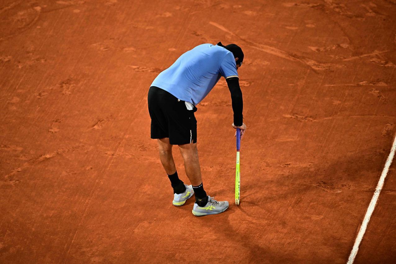 Musste in Paris aufgeben: Matteo Berrettini © APA/afp / JULIEN DE ROSA
