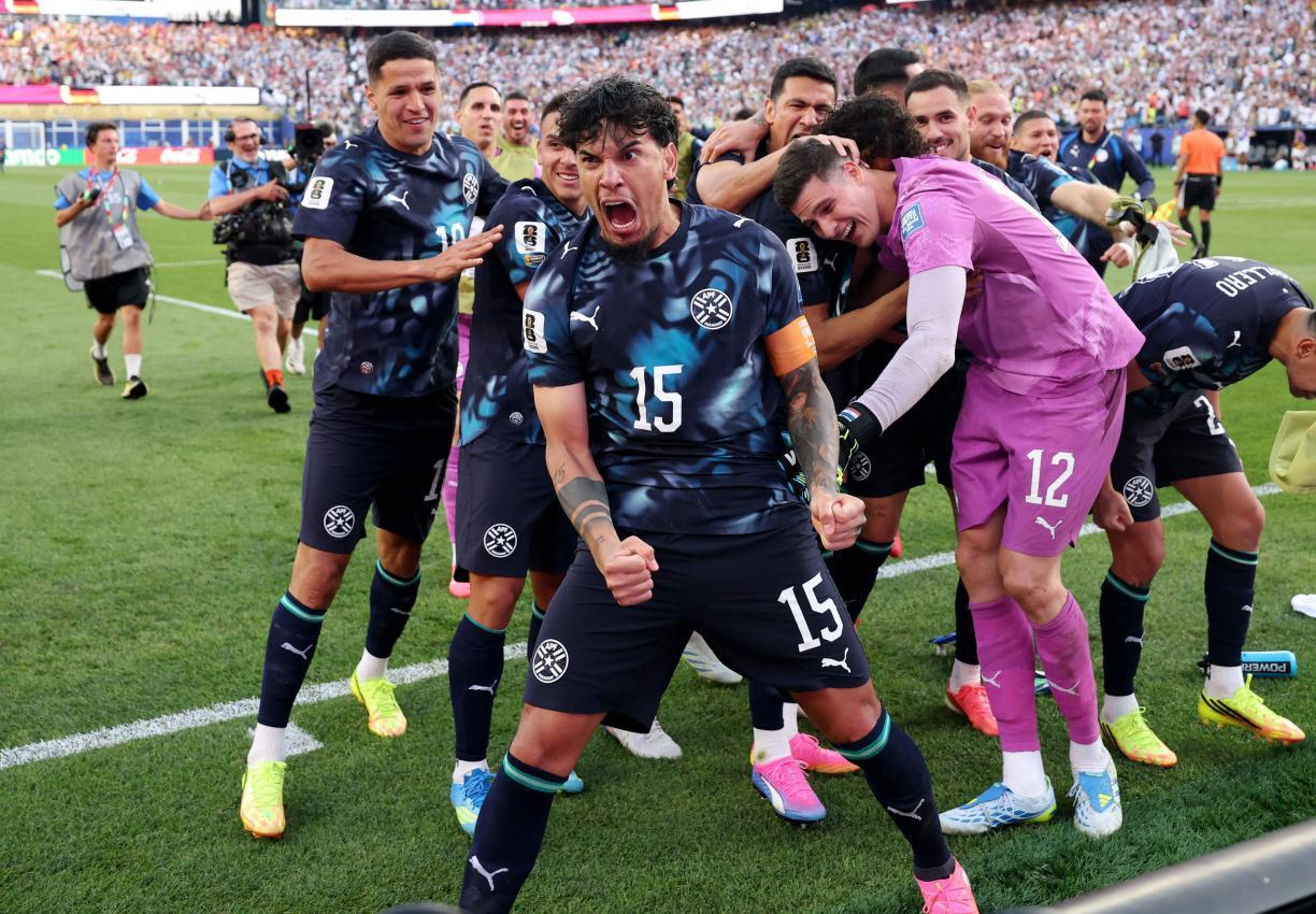 Paraguay jubelt über den Einzug ins Achtelfinale. © APA / ALEXANDER HASSENSTEIN