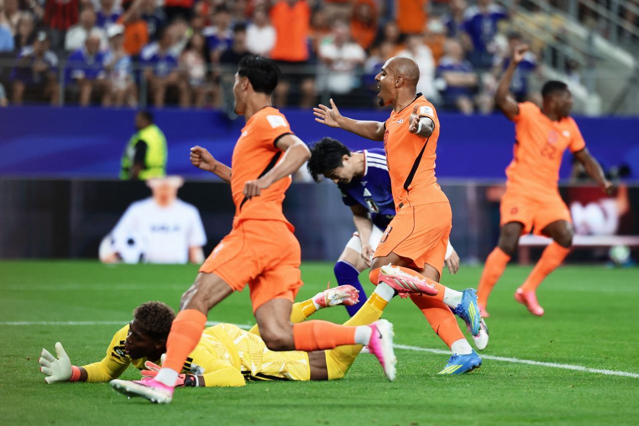 Parmas Torhüter Zion Suzuki rettete Japan den Punkt gegen die Niederlande. © APA/afp / ARIC BECKER