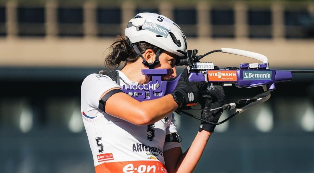 Rebecca Passler und die Azzurre üben wieder mit dem Gewehr.