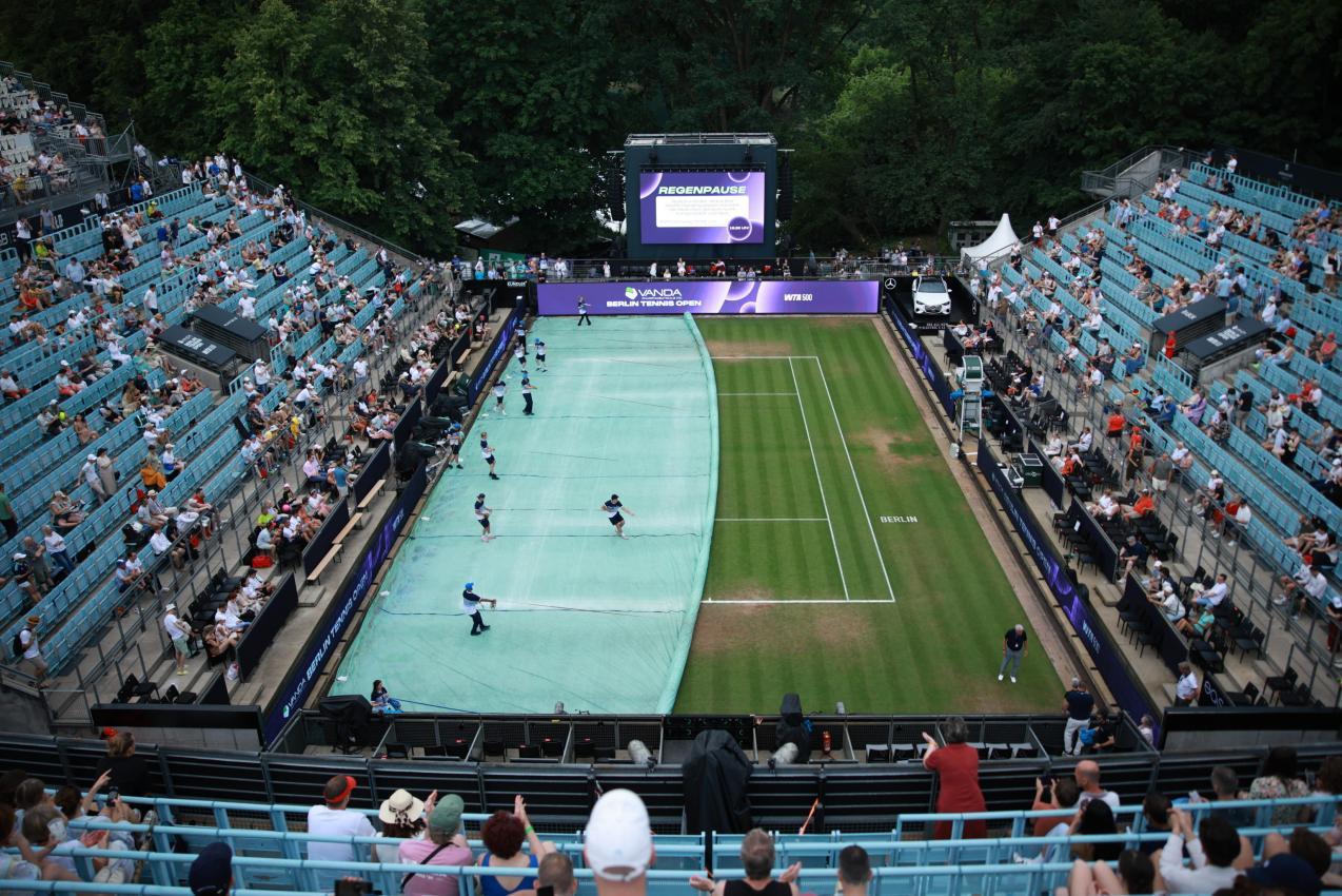 Regen zwang das Match zu einer zweistündigen Pause. © ANSA / CLEMENS BILAN