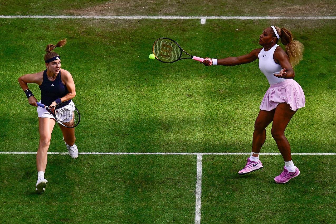 Serena Williams trat im Doppel mit Karolína Muchová (r.) an. © APA/afp / TOBIAS SCHWARZ