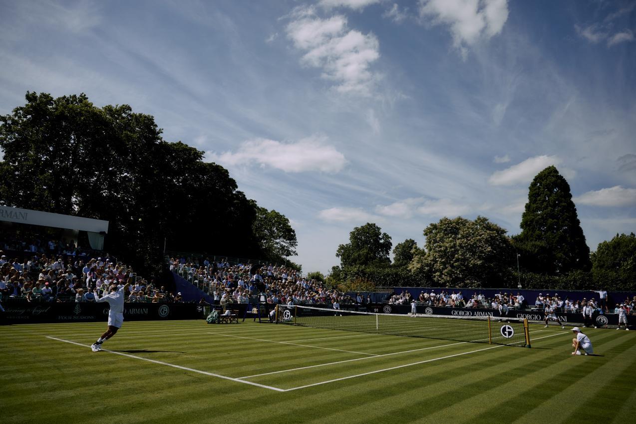 Sinner schlägt beim Giorgio Armani Tennis Classic auf. © AFP / BENJAMIN CREMEL