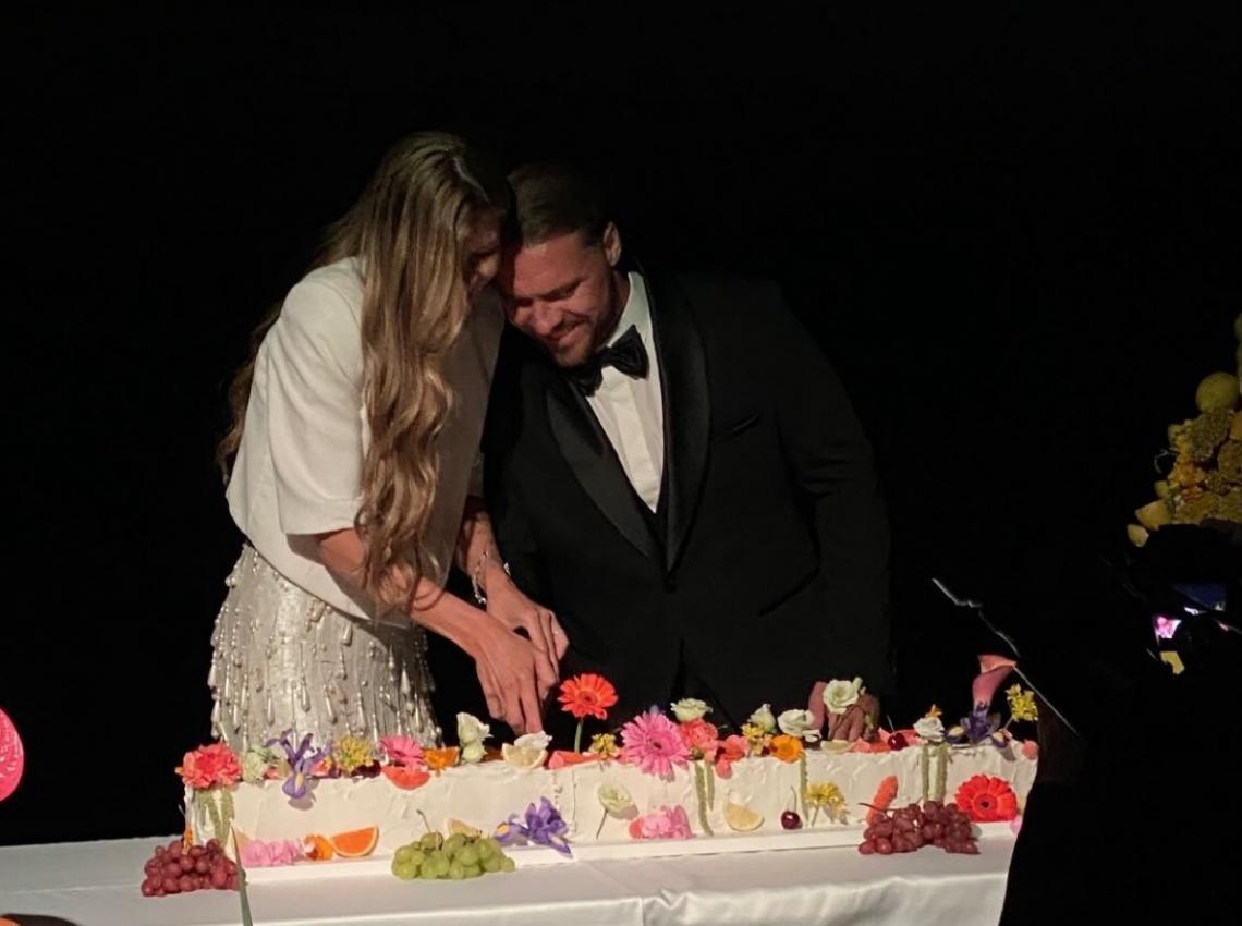 Spät abends wurde die Hochzeitstorte angeschnitten.