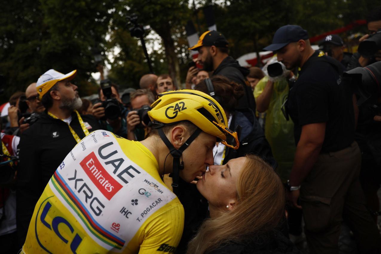 Tadej Pogacar und seine Verlobte Urska Zigart vergangenes Jahr bei der Tour de France. © ANSA / MARTIN DIVISEK