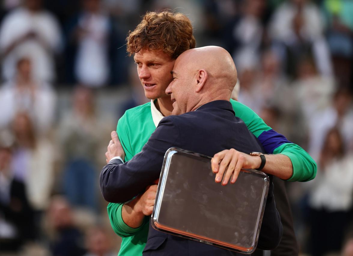 Tennis-Legende Andre Agassi (rechts) richtete deutliche Worte an Sinner. © ANSA / TERESA SUAREZ