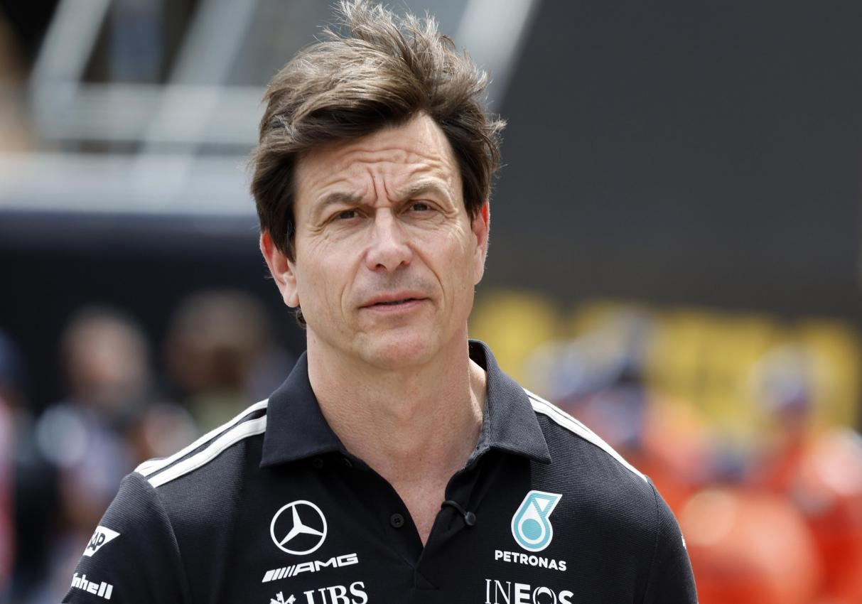 Toto Wolff, Teamchef von Mercedes, will Kimi Antonelli „auf dem Boden halten“. © ANSA / SEBASTIEN NOGIER