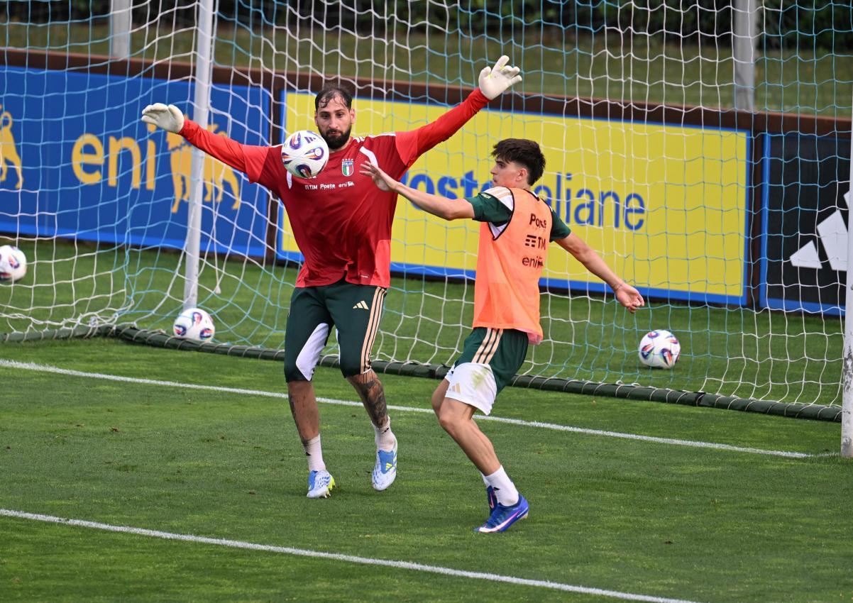 Training mit den jungen Azzurri, anstatt WM-Vorbereitung: Gianluigi Donnarumma. © ANSA / CLAUDIO GIOVANNINI