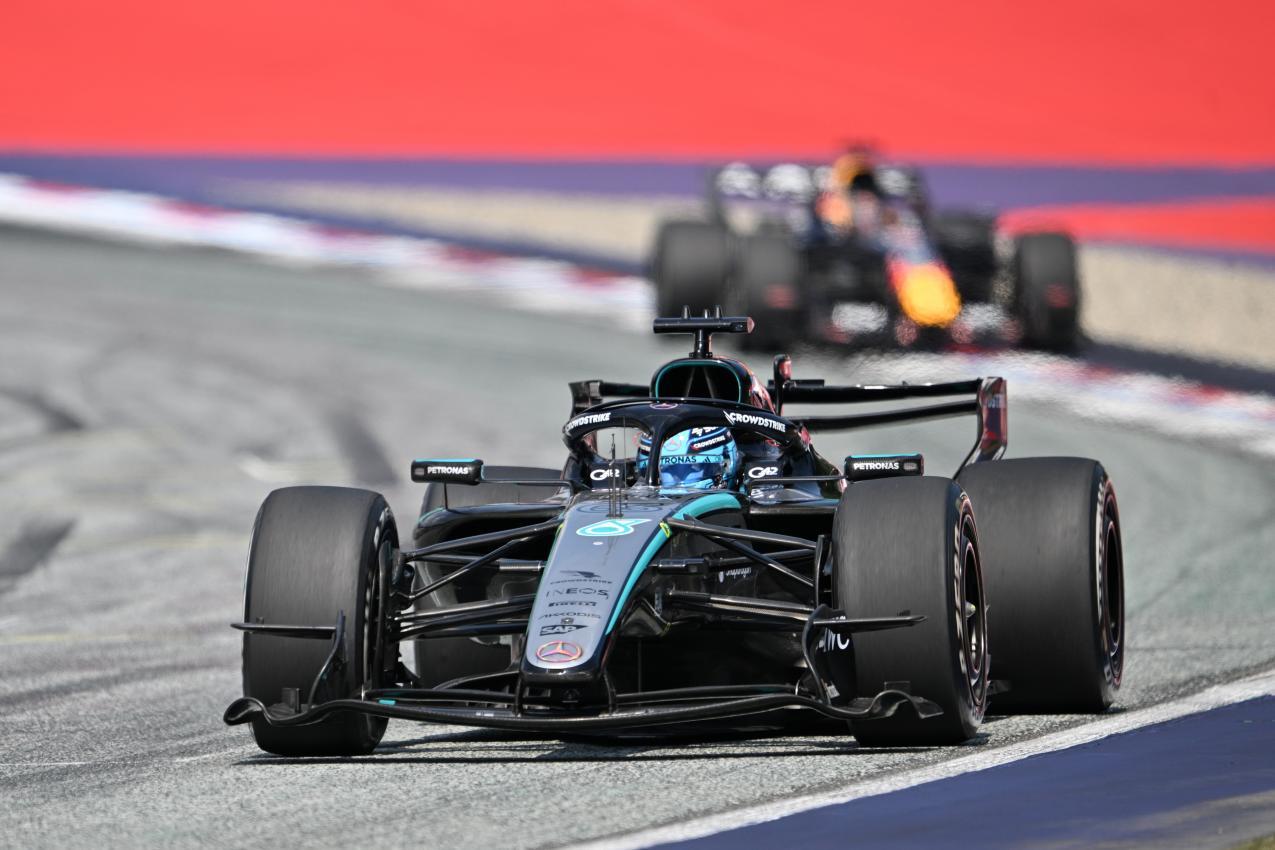 Verstappen pirschte sich an Russell heran. © APA / MAX SLOVENCIK