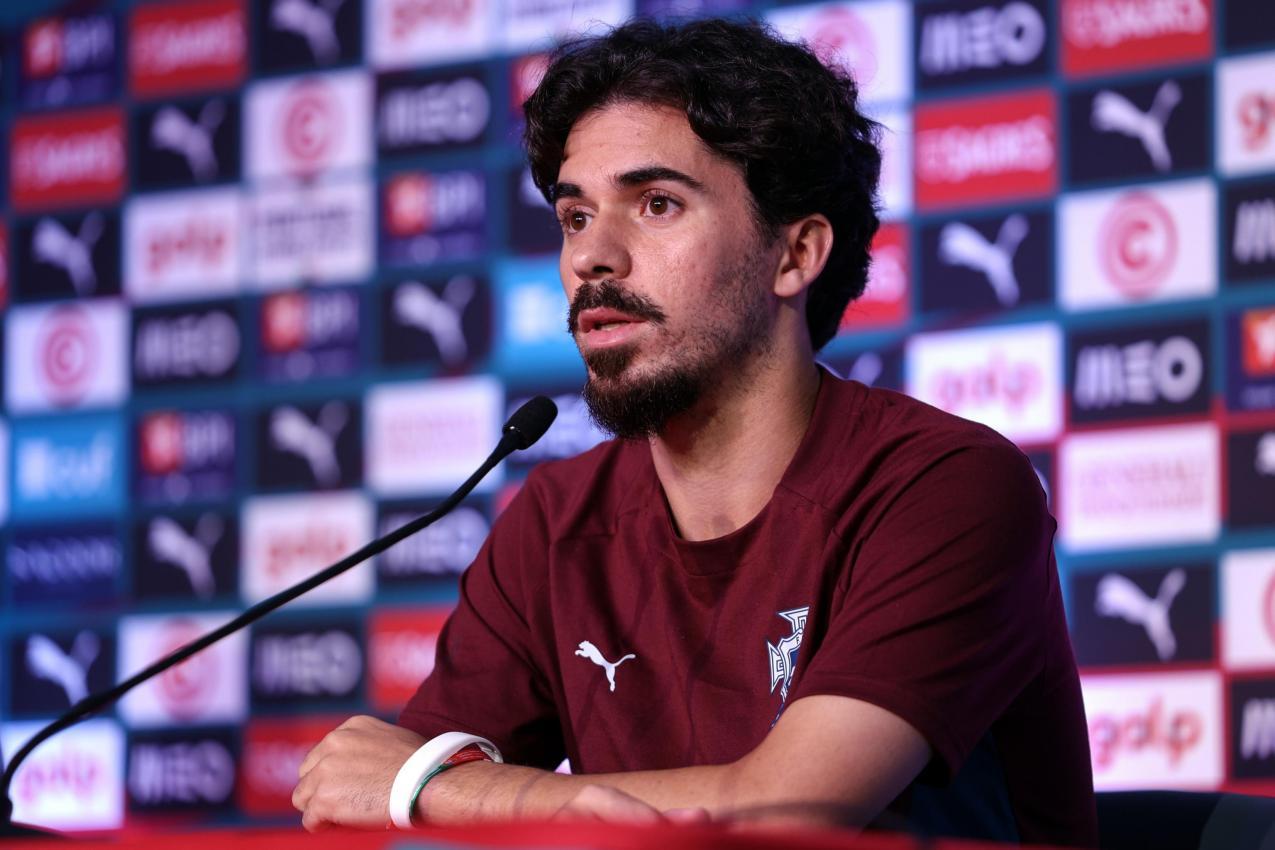 Vitinha trug das Armband bei der Pressekonferenz. © ANSA / MIGUEL A. LOPES