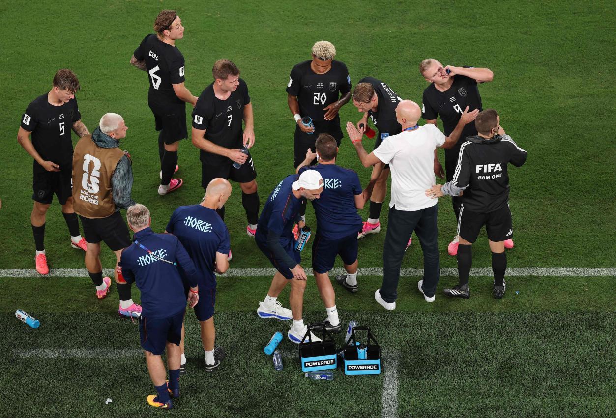 Während den Trinkpausen wird im TV Werbung ausgestrahlt. © APA / JUSTIN SETTERFIELD