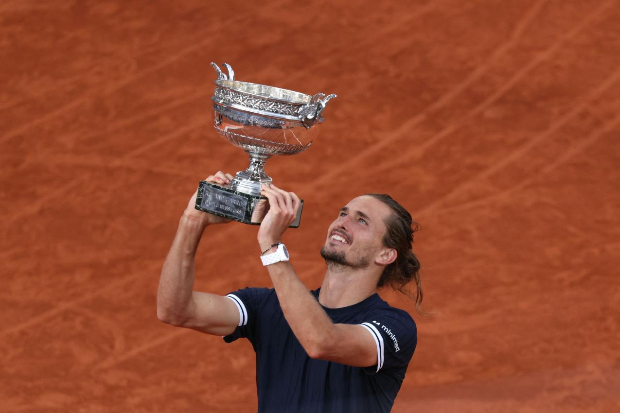 Zverev mit der French Open Trophäe. © APA/afp / ALAIN JOCARD
