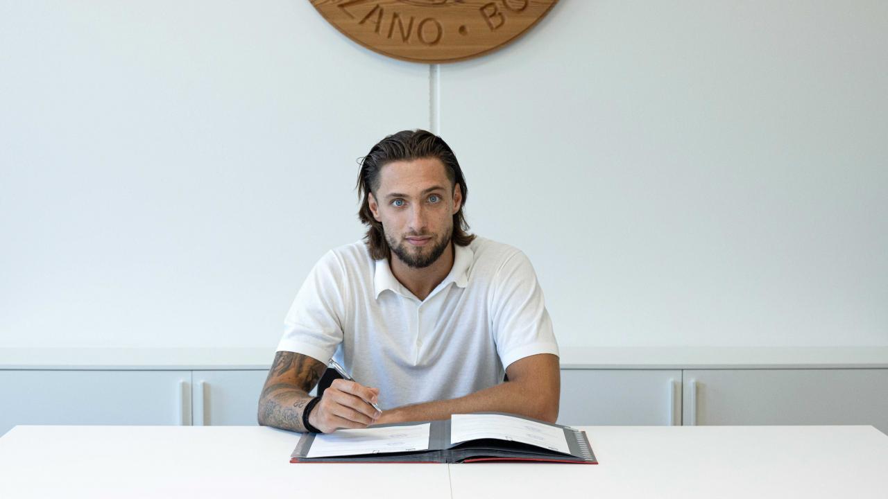 Alessandro Plizzari bei der Vertragsunterschrift in Rungg. © FCS