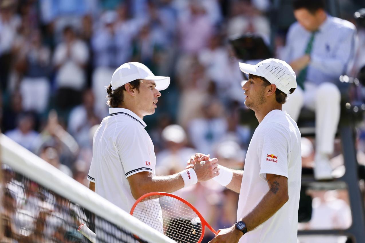Alex De Minaur (links) verlor gegen Flavio Cobolli. © ANSA / TOLGA AKMEN