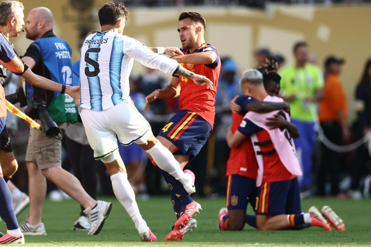 Argentiniens Leandro Paredes brannten nach Spielende die Sicherungen durch. © APA/afp / CHARLY TRIBALLEAU