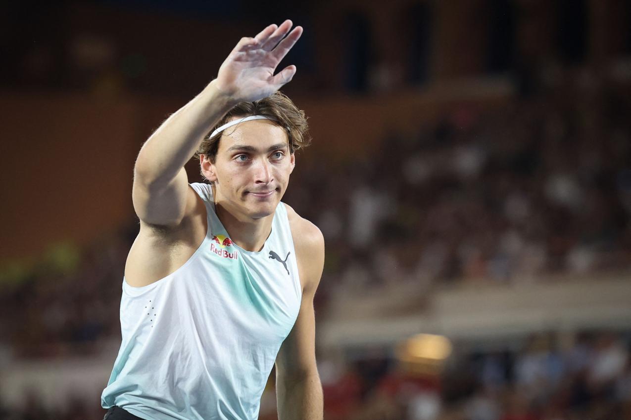 Armand Duplantis und Jannik Sinner kennen und schätzen sich. © APA/afp / VALERY HACHE