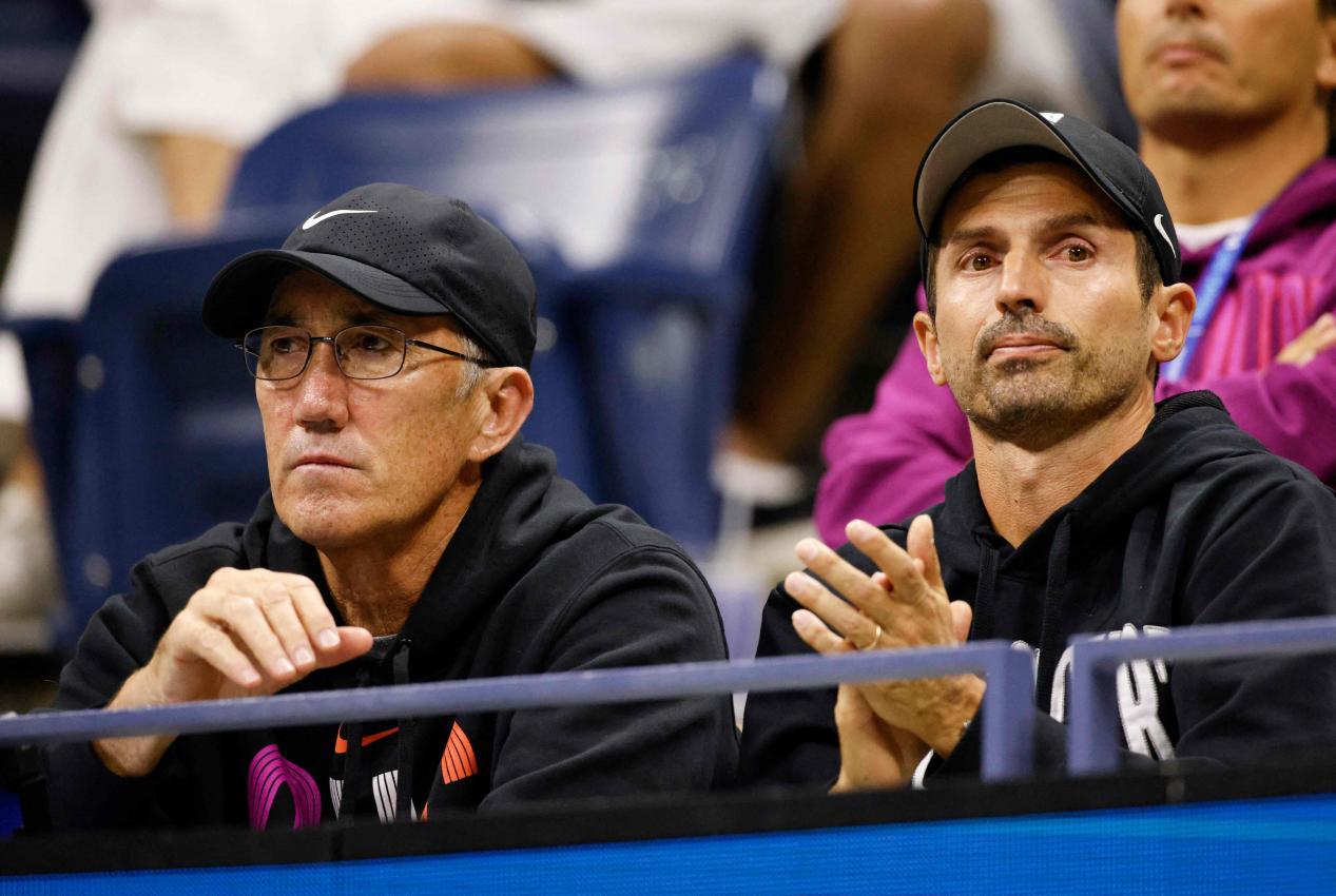 Auch das Trainerduo Darren Cahill (l.) und Simone Vagnozzi verdient an Sinners Triumphen mit. © APA/afp / KENA BETANCUR