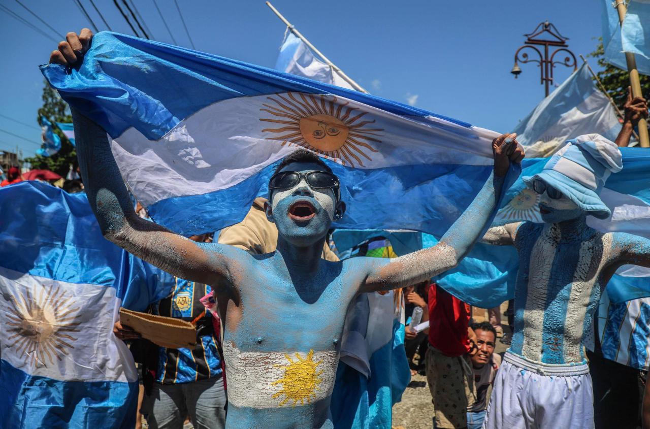 Auch in Indonesien tragen die Fans weiß-hellblau. © APA/afp / AZZAM RIZQULLAH