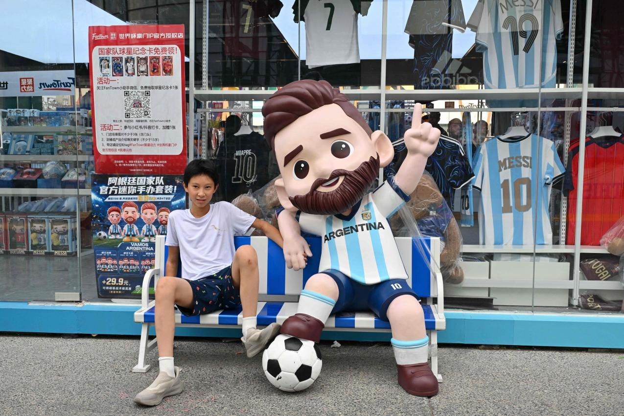 Auch in Peking zählt Messi zu den großen Stars. © APA/afp / ADEK BERRY