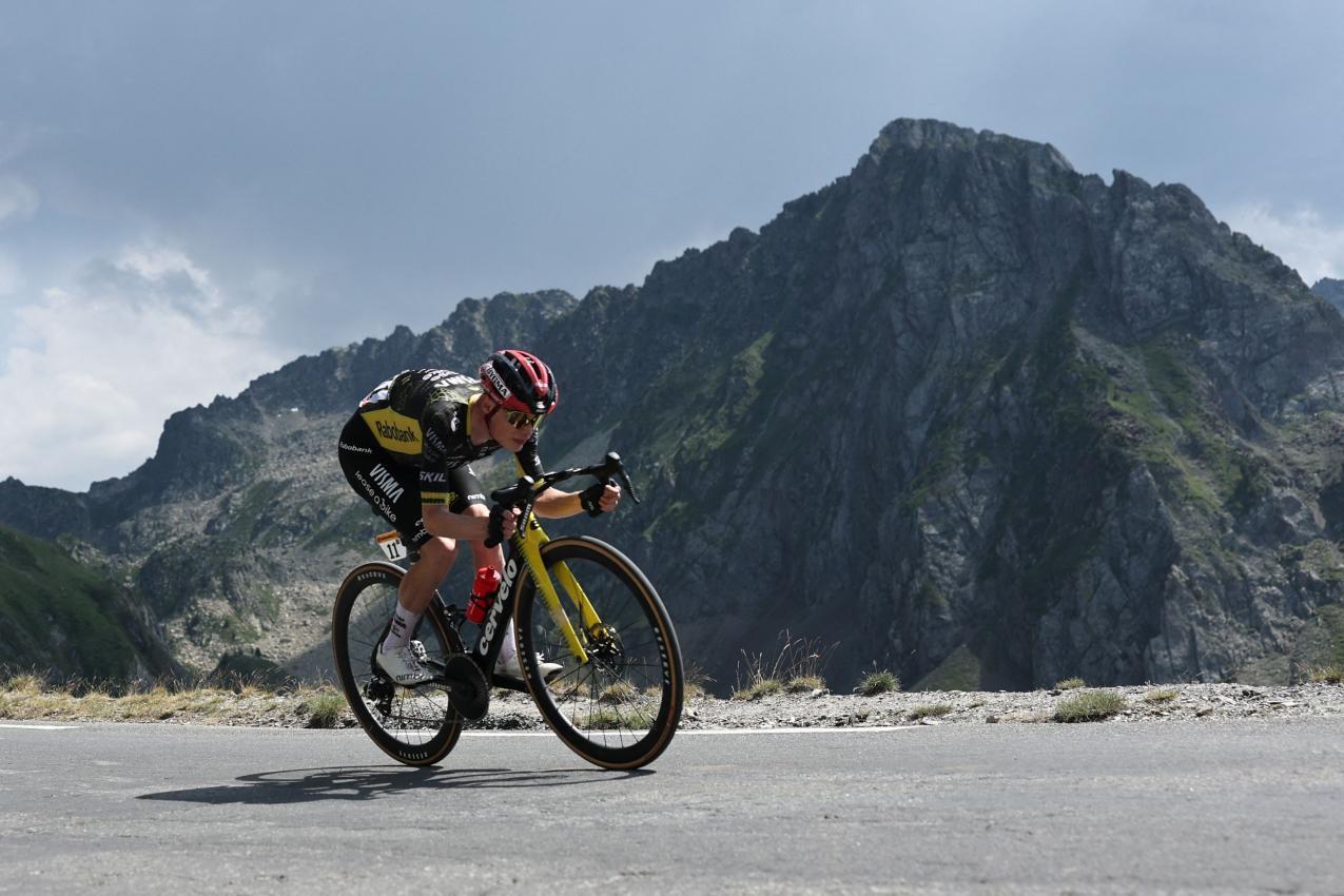 Auch Jonas Vingegaard hat keinerlei Chance gegen Pogacar. © APA/afp / ANNE-CHRISTINE POUJOULAT