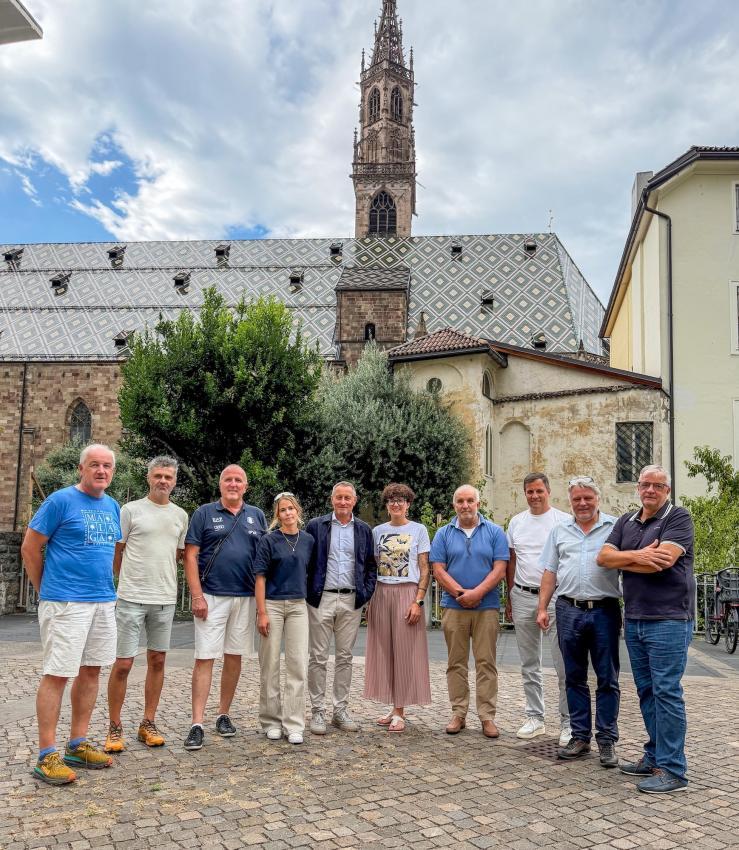 Auf dem Gruppenfoto von links: Stefan Schweigl, Christian Gruber, Leander Moroder, Silvia Bertagna, Markus Ortler, Monika Santa, Giorgio Giovanelli, Arnold Rieder, Georg Altstätter und Walter Eberhöfer.