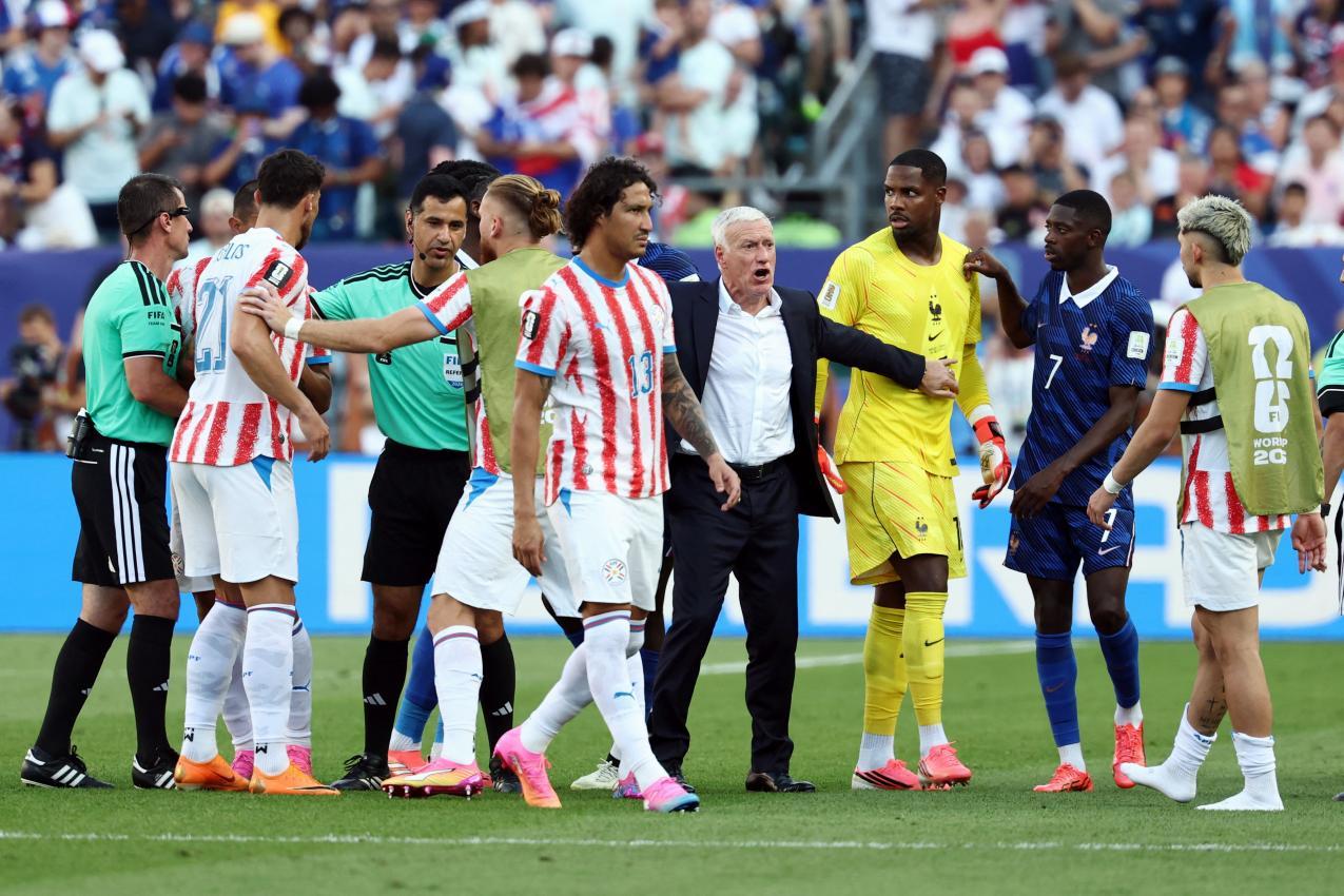 Auf dem Platz kam es immer wieder zu hitzigen Szenen – auch nach dem Spiel. © APA/afp / FRANCK FIFE