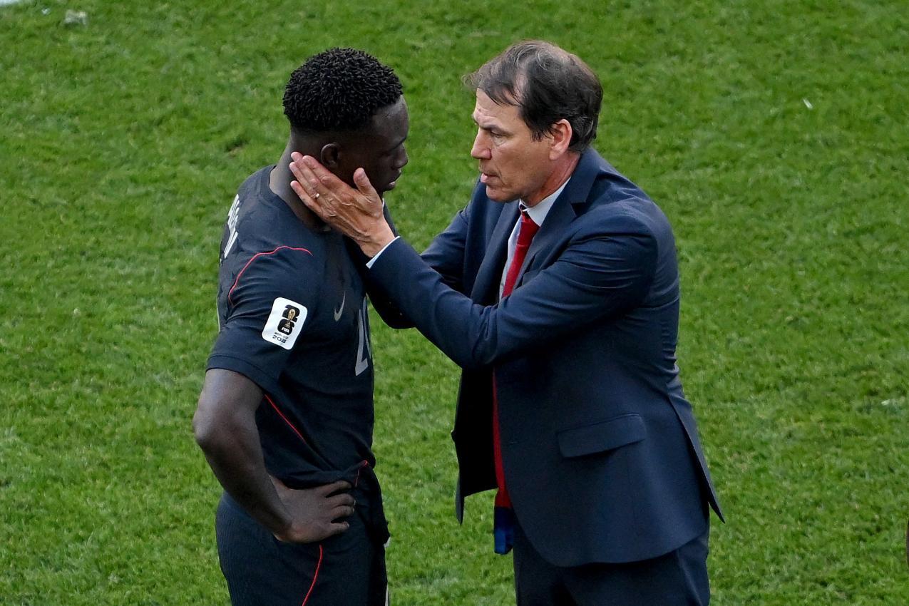Balogun (links) suchte mit Belgien-Coach Rudi Garcia das Gespräch. © APA / DAVID RAMOS