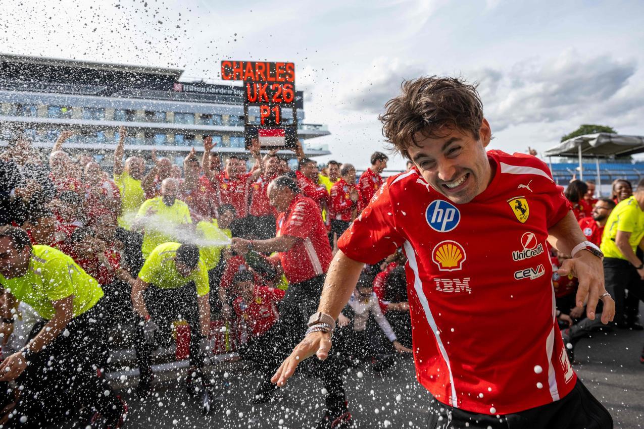 Charles Leclerc wirkte befreit. © APA/afp / BEN STANSALL