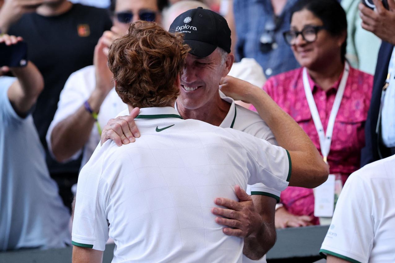 Darren Cahill ist für Sinner wie eine Vaterfigur. © APA/afp / HENRY NICHOLLS